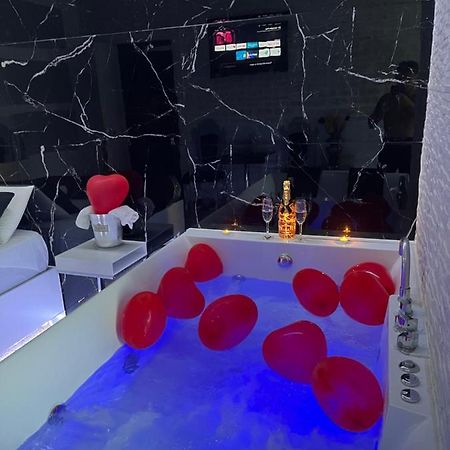 Roma Suite Idromassaggio Εξωτερικό φωτογραφία