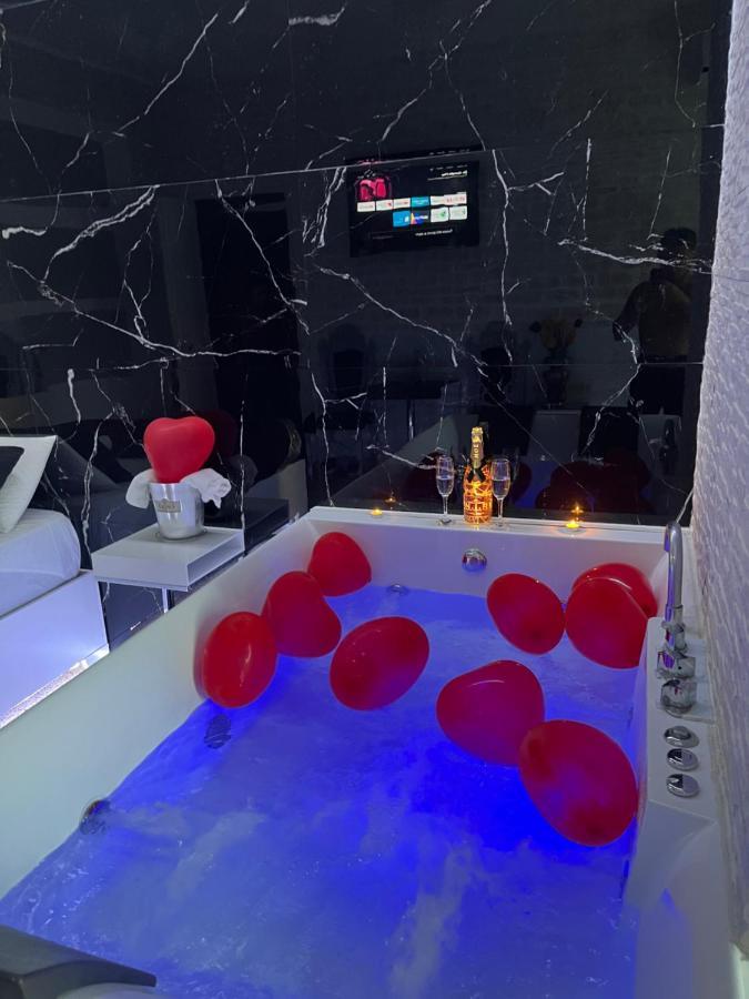 Roma Suite Idromassaggio Εξωτερικό φωτογραφία