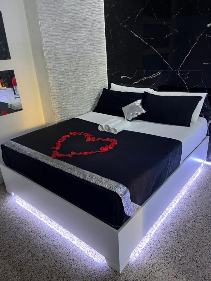 Roma Suite Idromassaggio Εξωτερικό φωτογραφία