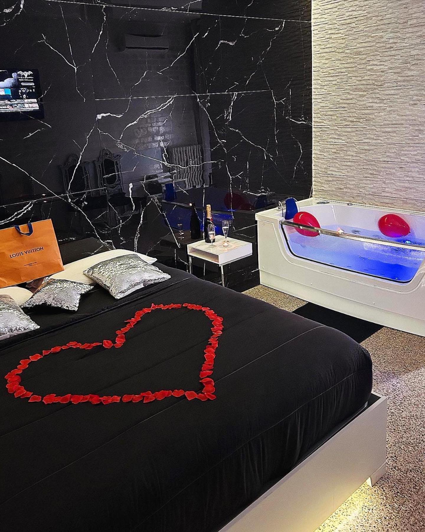 Roma Suite Idromassaggio Εξωτερικό φωτογραφία