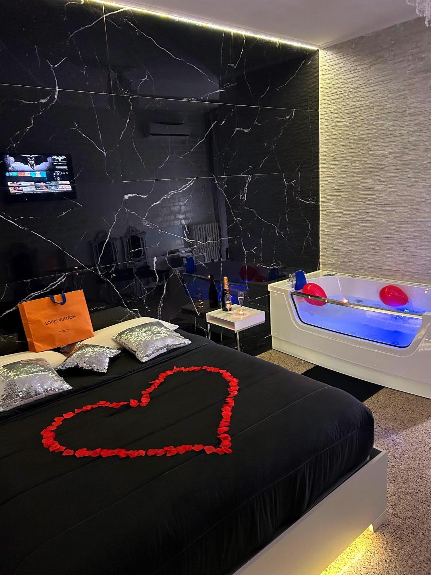 Roma Suite Idromassaggio Εξωτερικό φωτογραφία